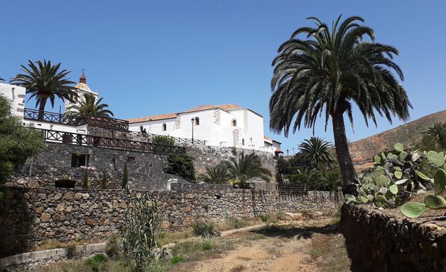 FOTO 3 | Esta isla canaria, la segunda en extensión del archipiélago, es mundialmente conocida por sus playas. Sin embargo, su propuesta para el viajero es mucho más amplia. Al turismo de descanso y de playas, se le unen interesantes propuestas de turismo activo tanto de mar como de montaña, una oferta cultural singular y, por supuesto, la gastronomía local. Estos son solo algunos de las opciones, pero no las únicas.