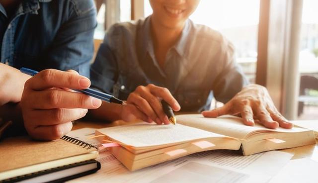 FOTO 5 | Educación. Los profesionales de este rubro evidenciaron una reducción del 10% de sus sueldos el año pasado. (Foto: Freepik)