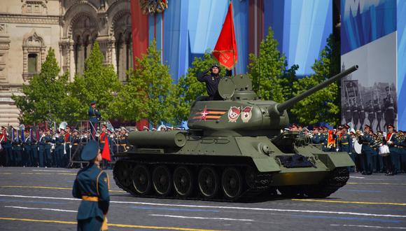 El equipo militar ruso recorre la Plaza Roja durante el desfile militar del Día de la Victoria en el centro de Moscú el 9 de mayo de 2023. Rusia celebra el 78 aniversario de la victoria sobre la Alemania nazi durante la Segunda Guerra Mundial. (Foto de Alexander Avilov / Agencia de noticias Moskva / AFP)