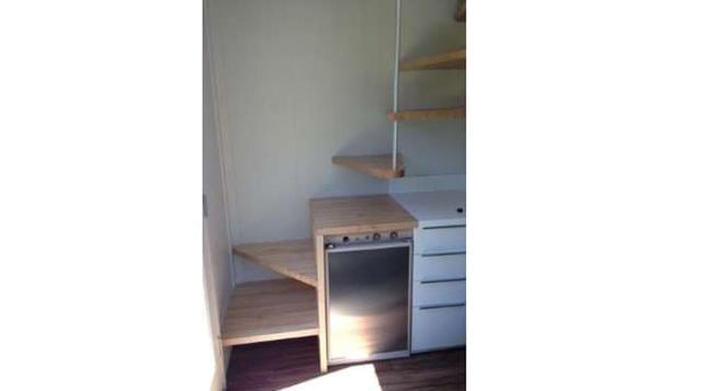 Para aprovechar los espaciones, una parte de la cocina usa el espacio de abajo de la escalera.