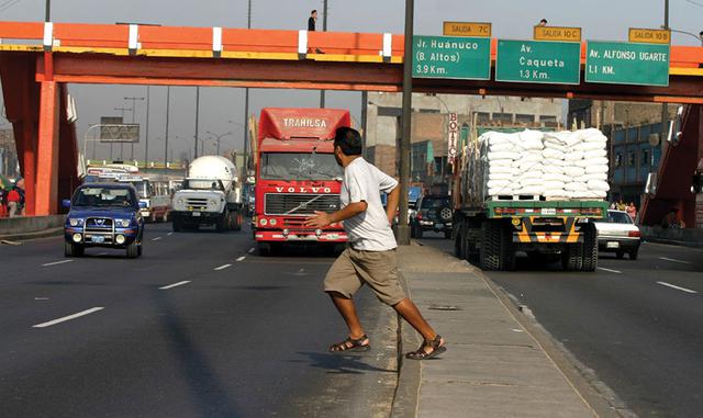 3 Choque por invasión de carril: Un solo segundo de distracción puede generar consecuencias fatales para la vida. Si se evitan las distracciones dentro del vehículo y se mantiene la atención en la vía, se reaccionará a tiempo ante una situación (que en la