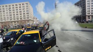 Taxistas chilenos rechazan ley que legaliza a Uber y Cabify