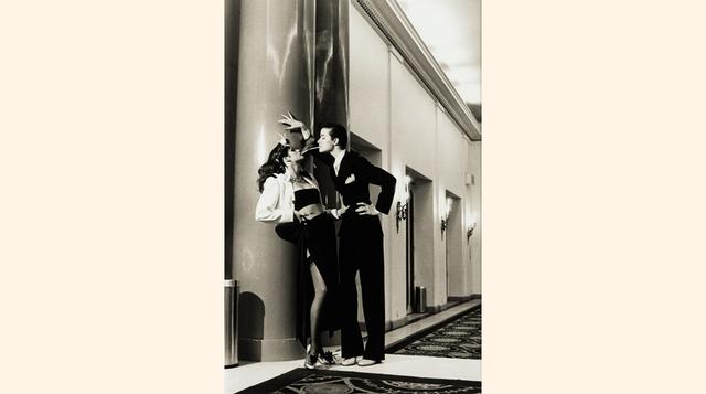 "Woman into Man" por Helmut Newton, 1979.