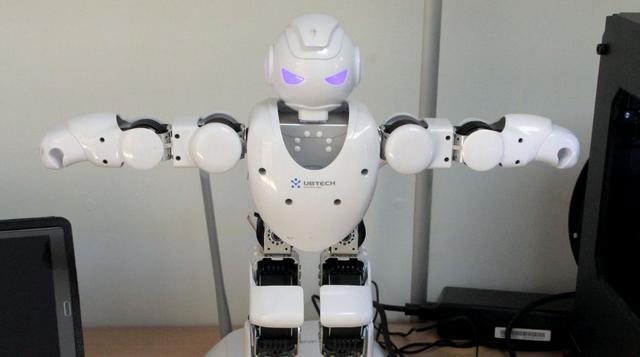 Un humanoide se encarga de dar instrucciones a los alumnos, sobre el uso de los equipos, como apoyo a los profesores y especialistas a cargo del proyecto.