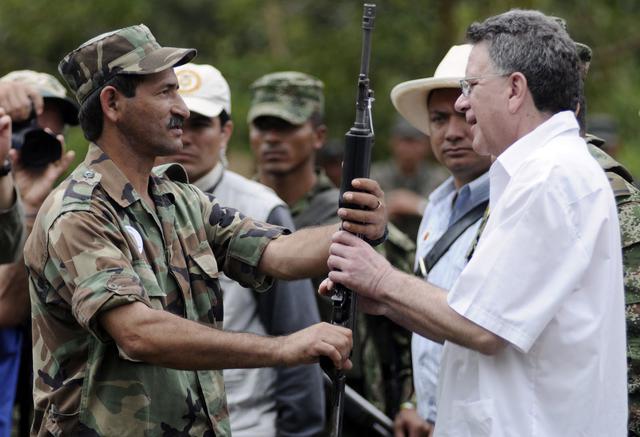Paramilitares de derecha:   Financiados por terratenientes y nucleados en las Autodefensas Unidas de Colombia (AUC), surgieron en los años 1980 para combatir a las guerrillas. Se desmovilizaron entre 2003 y 2006 a instancias del gobierno de Álvaro Uribe. 