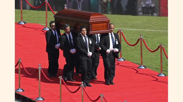 Antes de llegar al estadio, el féretro fue trasladado a la sede de la firma de telecomunicaciones y medios Televisa, en la que trabajó toda su vida. (Foto: Reuters)