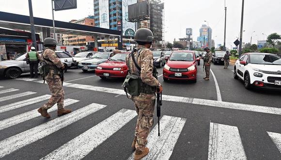 Medida. Desde ayer las Fuerzas Armadas y la Policía salieron a las calles a controlar cumplimiento del  estado de emergencia. (Foto: Gonzalo Córdova / GEC)