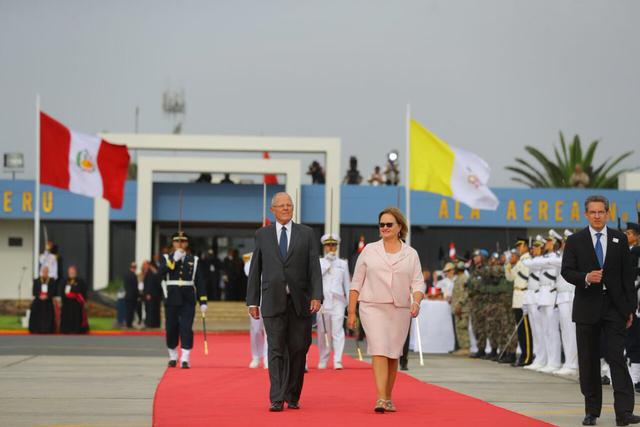 Foto 3 | El papa Francisco y su comitiva fueron recibidos por el mandatario Pedro Pablo Kuczynski y otras autoridades peruanas.
