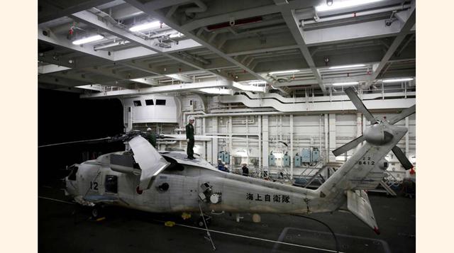 FOTO 1 | Este gigante de los mares tiene espacio para 28 aviones de combate, pero de momento el gobierno japonés solo ha puesto en sus hangares helicópteros.