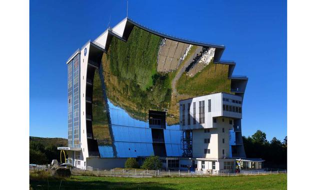 SOLAR FURNACE – FRANCIA. Es una especie de caldera que concentra energía solar para producir altas temperaturas, en general, para el sector industrial. Curioso, ¿verdad?