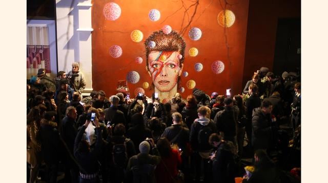 Luego de confirmada su muerte, miles de personas se acercaron a la pared en la que está un grafiti con el rostro de Bowie para rendirle diversos tipos de homenaje.