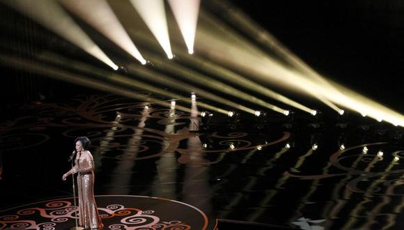 La mítica Shirley Bassey cantó el tema de ‘Goldfinger’ como homenaje a los 50 años del Agente 007. (Reuters)