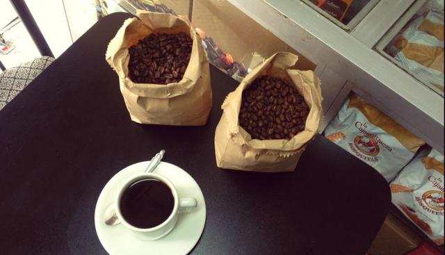 Chanchamayo |Con 40 años, la bodega Café Santa Isabel ofrece café extraído de Chanchamayo. Mezcla dos granos: caracolillo, que da aroma/sabor y exportación, que aporta consistencia. La taza está en 2,50 nuevo soles y el kilo en 38 soles.(Carlos Marroquín)