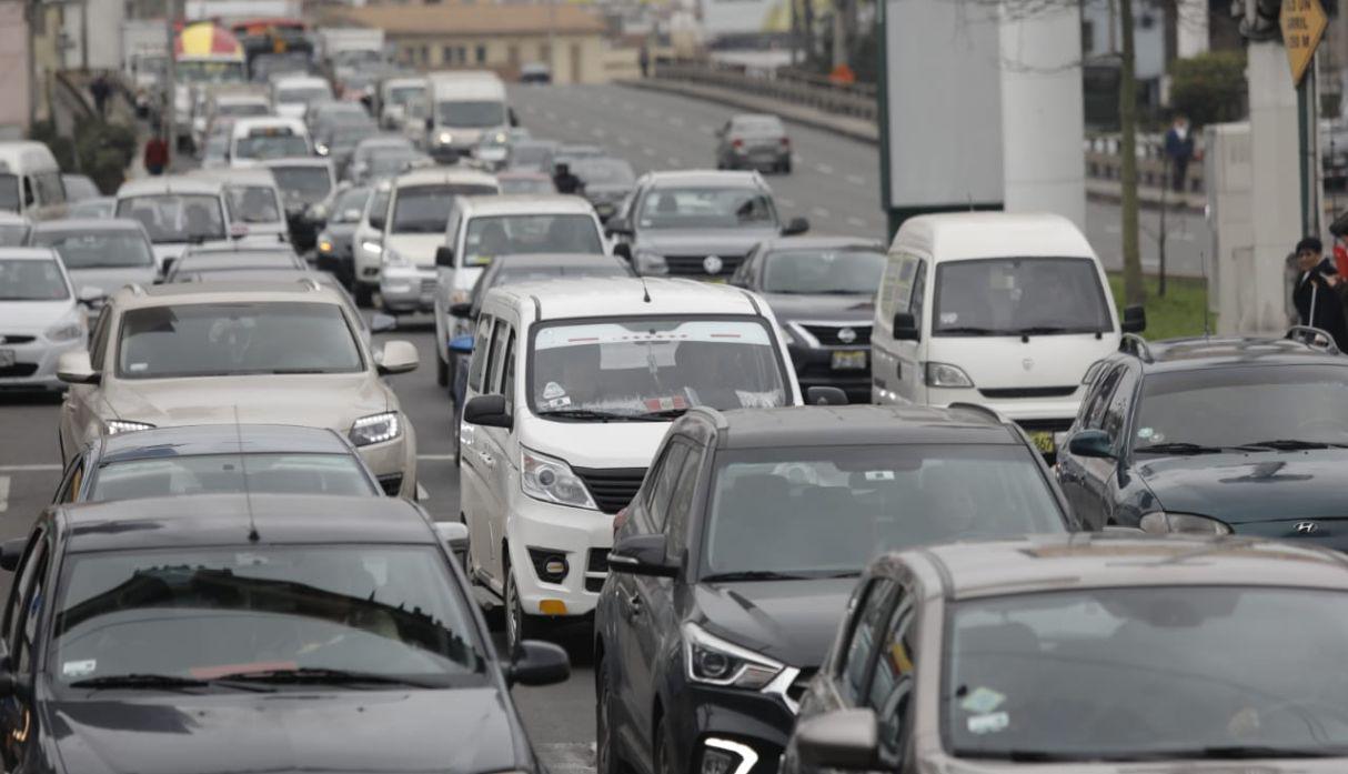 Congestión vehicular se registra en el puente del Hospital Militar. (Foto: Anthony Niño De Guzmán/GEC)