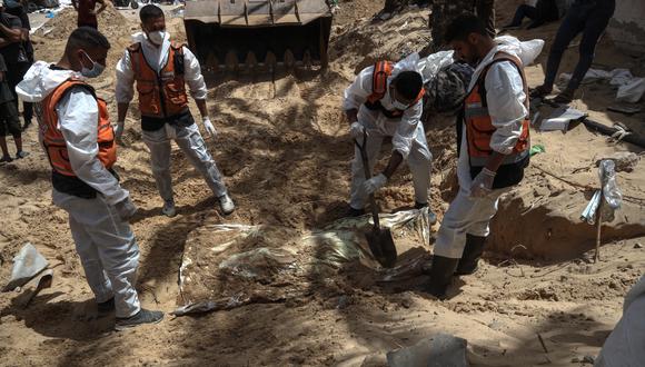 Trabajadores de la salud desentierran cadáveres encontrados en el Hospital Nasser en Khan Yunis, en el sur de la Franja de Gaza, el 23 de abril de 2024, en medio del conflicto en curso entre Israel y el grupo militante palestino Hamás. (Foto de AFP)