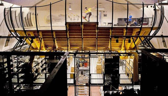 FOTO 7 | 7. Comvert – Milán.

Este definitivamente debe ser uno de los edificios más divertidos que se podrían usar para construir una oficina. La compañía italiana de vestuario alternativo Comvert estaba buscando un espacio para construir su nueva sede, cuando se toparon con un cine abandonado que parecía brindar la solución perfecta.

Era lo suficientemente grande para albergar todas sus oficinas, depósitos, habitaciones e incluso una tienda al frente. Sin embargo, había un “problema”: ¿Qué iban a hacer con todo ese espacio extra que había arriba, donde se sienta la audiencia de las salas de cine?

La respuesta fue única, inspiradora y a la vez simple: construyeron una pista de patinaje urbano (skate) bajo techo, que terminó quedando justo encima de los depósitos. Fue la solución perfecta para el espacio de sobra, ya que se podía mantener al personal entretenido y ejercitándose mientras usaban la ropa alternativa que fabrica la marca, ayudando así a posicionar la marca entre los jóvenes. (Foto: viralismo)