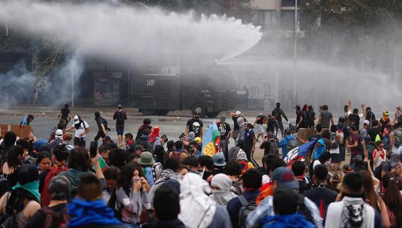 Manifestantes protestaron en contra del Gobierno de Chile en demanda de mejoras sociales de corte transversal, en la Plaza Italia de Santiago (Chile).