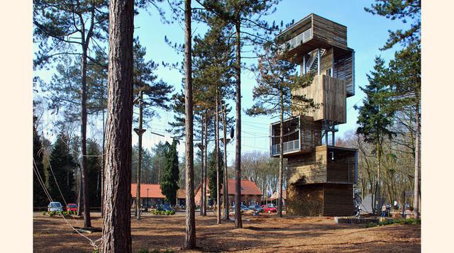 MIRADOR EN REUSEL (HOLANDA). De una estructura de acero cuelgan seis cubos hechos con troncos de madera. Uno de ellos es el punto de partida para una tirolina. La altura total de la torre: 25 metros.