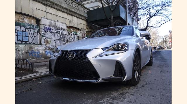 El auto viene con un motor de 241 caballos de fuerza. El torque es de 258 libras cuadradas de 1,650 a 4,400 RPM lo que casi iguala al Q50, pero supera con solidez al Acura ILX. Tiene un consumo de poco más de 9 kilómetros por litro en ciudad y de 13.6 kil