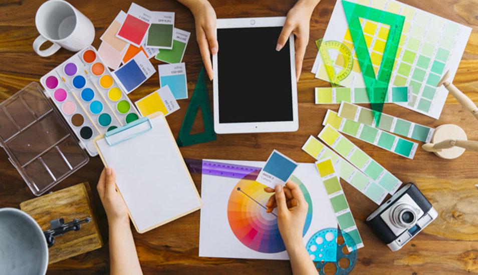 FOTO 1 | 1. Despiértate temprano
No todas las mentes creativas son personas mañaneras. Franz Kafka solía mantenerse despierto escribiendo, y William Styron (autor de La decisión de Sophie, entre otros best sellers) se despertaba al mediodía; su rutina mañanera consistía en quedarse otra hora en la cama para pensar.

No obstante, la mayoría de los pensadores creativos se despierta temprano. Esta lista incluye personas desde Benjamín Franklin hasta Howard Schultz y Ernest Hemmingway, aunque no todos madrugan por los mismos motivos. Franklin lo hacía para planear su jornada, mientras que Schultz usaba las primeras horas de su día para mandar correos motivacionales a sus empleados. Para muchas personas creativas, despertarse temprano es una forma de evitar las distracciones. Hemingway se despertaba a las 5 am para empezar a escribir. Alguna vez dijo: “a esa hora nadie te molesta”.