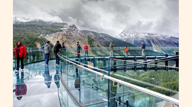 FOTO 10 | Cliffwalk consiste en una serie de pasarelas con vistas hacia el río Capilano, en la Columbia Británica. Su punto más alto mide 90 metros por encima del río. Aquellos lo suficientemente valientes pueden aventurarse hacia dos plataformas de vidrio que ofrecen vistas del cañón que se encuentra debajo.