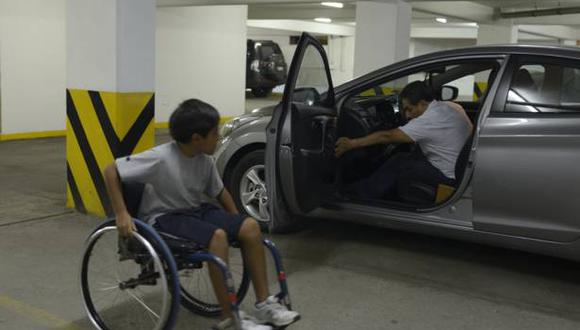 Los estacionamientos de uso público deben reservar espacios de estacionamiento exclusivo dentro del predio para los vehículos que transportan o son conducidos por personas con discapacidad. (Foto: GEC)