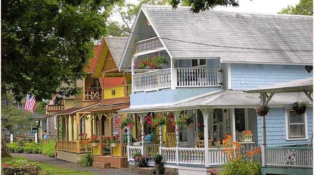 Trinity Park, Oak Bluffs; es el centro de un verdadero pueblecito de casas de campo, al estilo de las casas de bizcocho. Como si hubiese sido sacado directamente de una película de Tim Burton, este escenario surrealista se encuentra en Oak Bluffs, en la t