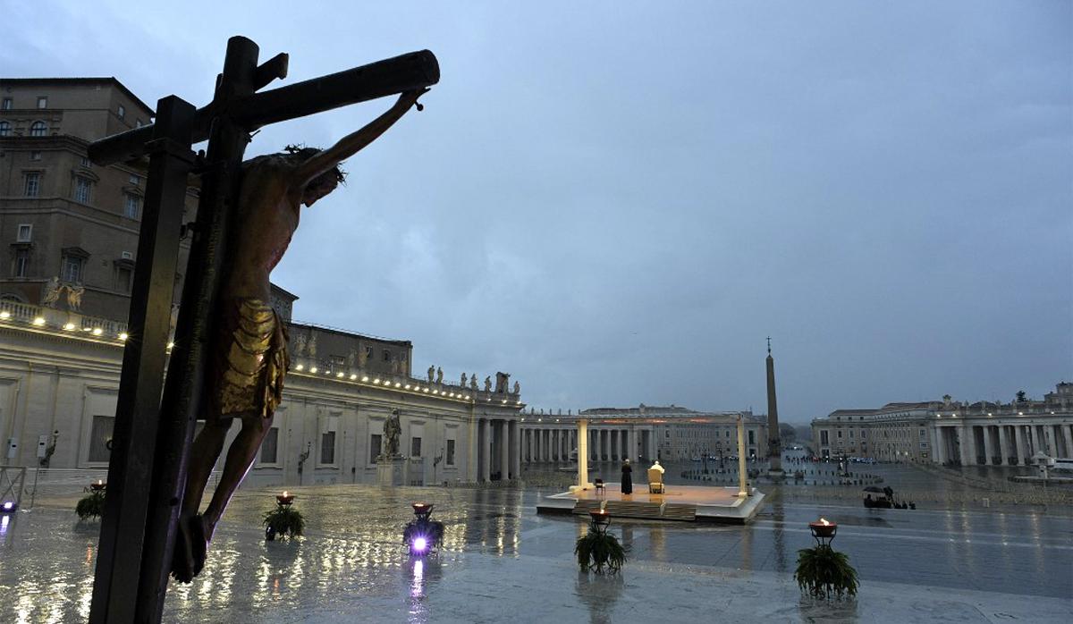 En Domingo de Ramos el papa Francisco hizo una ceremonia con la Plaza San Pedro vacía. En la imagen, un crucifijo milagroso que en 1552 fue llevado en procesión por Roma para detener la gran plaga, que fue traída de la iglesia de San Marcello al Corso en Roma. (Foto: AFP)