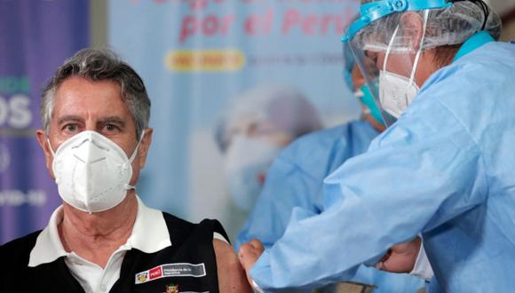 Francisco Sagasti recibió la vacuna de Sinopharm el 9 de febrero en el Hospital Militar Central. (Foto: Presidencia)