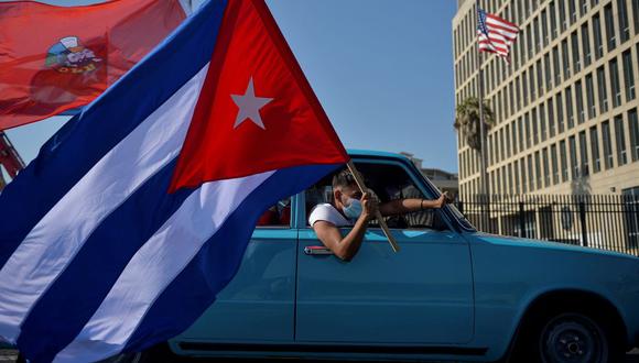 Cubanos pasan frente a la embajada de Estados Unidos durante un mitin para pedir el fin del bloqueo de Estados Unidos contra Cuba, en La Habana, 28 de marzo de 2021 (Foto: Yamil Lage / AFP)