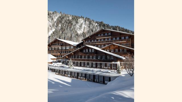 Huus Hotel, Gstaad, Suiza. Desde afuera, se ve como el más tradicional de los chalés alpinos. Pero un vistazo al nuevo Hotel Huus de 135 habitaciones en Gstaad es todo lo que se necesita para darse cuenta de que este lugar es algo completamente diferente.