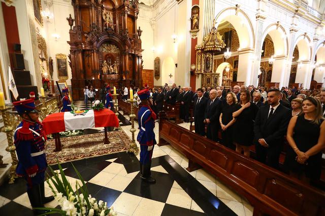 Misa de cuerpo presente en memoria de Javier Pérez de Cuéllar en la iglesia San Pedro. (Foto: Hugo Curotto / GEC)