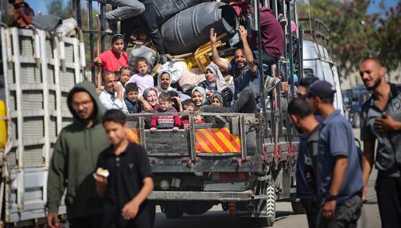 Los palestinos desplazados huyeron de Rafah con sus pertenencias a zonas más seguras en el sur de la Franja de Gaza. (Foto de AFP)