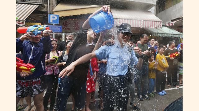 Policías, niños, ancianos, no estuvieron a salvo de ser mojados. (Foto: Reuters)