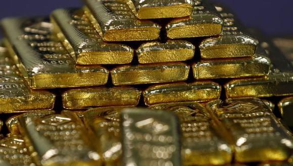 El oro, a menudo utilizado como depósito seguro de valor en tiempos de incertidumbre política y financiera, subió un 3.4% el viernes, su mayor alza diaria en siete meses. (Foto: Reuters)