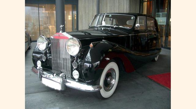 Rolls-Royce Silver Wraith, es la joya de la flota de coches de la Casa Real de Dinamarca. Tiene siete plazas y lo apodan como el 'Gran Corona'. Lo compró Federico IX en los años 50. La flota de vehículos de la Casa Real de Dinamarca recibe el no