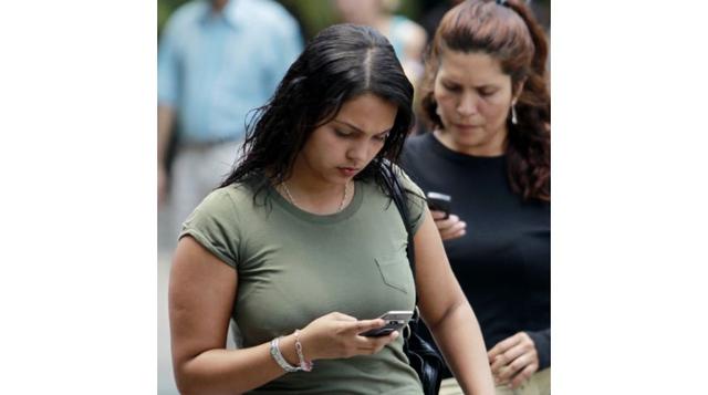 Los jóvenes de entre 18 y 24 años concentran el mayor uso de equipos tecnológicos, y es baja la tenencia entre las personas mayores de 55 años. (Foto: Reuters)