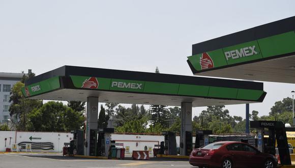 Fotografía tomada en la gasolinera de la petrolera estatal mexicana Pemex, en la Ciudad de México el 20 de abril de 2020 durante la pandemia del coronavirus COVID-19. (Foto por Alfredo ESTRELLA / AFP)