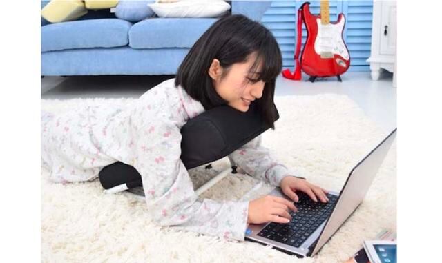 Almohada para trabajar en la computadora mientras estás acostado. Cuando trabajas en tu láptop acostado boca abajo, los brazos y las manos se cansan muy rápido. Para este tipo de situaciones fue creado este soporte.