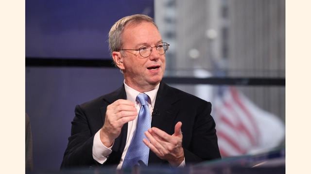 ERIC SCHMIDT, Se incorporó a Google en 2001, tres años después de que Larry Page y Sergey Brin lo fundaran, y fue hasta 2011 CEO de la empresa. Entre sus funciones estaba la de supervisar la estrategia comercial y técnica de la compañía. Hoy es presidente