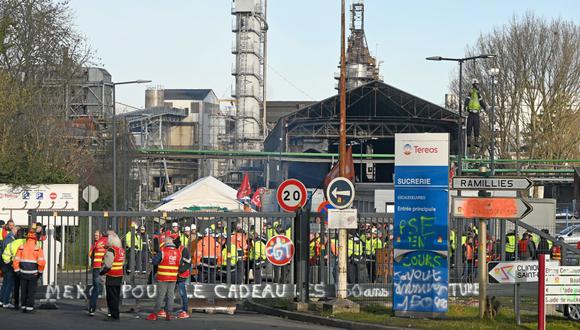 Empleados del grupo de azúcar y etanol Tereos bloquean el acceso a la fábrica para protestar contra su cierre anunciado en Escaudoeuvres, norte de Francia, el 15 de marzo de 2023. (Foto de FRANCOIS LO PRESTI / AFP)