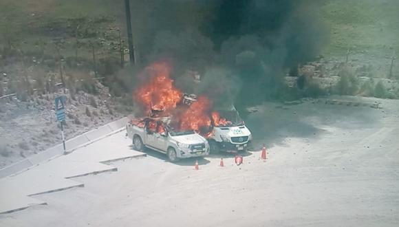Cusco. Dos vehículos quemados en campamento de Antapaccay.
