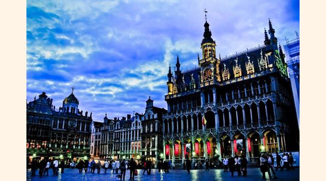 Grand-Place, Bruselas, Bélgica. "Hermoso de día o de noche. La arquitectura es fantástica, llena de encanto. Todavía puedo oler las galletas de las tiendas cercanas".