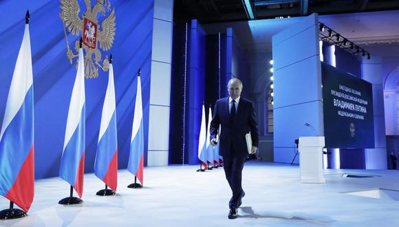 El presidente ruso Vladimir Putin abandona el escenario después de su discurso anual sobre el estado de la nación, en la Sala de Exposiciones Manezh, en Moscú, el 21 de abril de 2021. (AFP/RUSSIAN PRESIDENTIAL PRESS OFFICE/MIKHAIL METZEL).