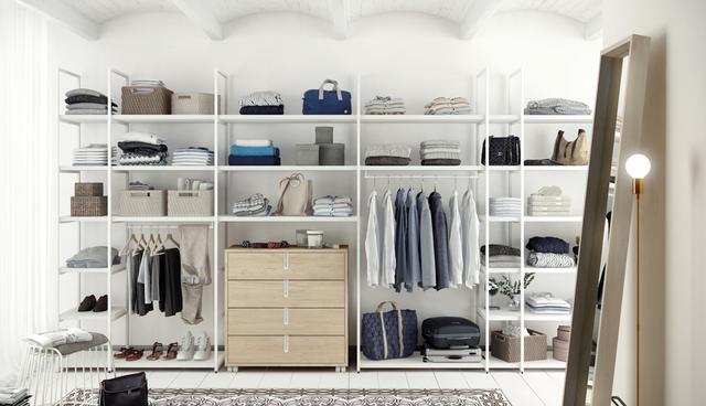 FOTO 6 | 6. Nunca apiles las cosas: el almacenamiento vertical es la clave. Cuando de guardar se trata, lo vertical es lo mejor. Si tienes espacios de almacenamiento que deberían bastar, pero no bastan, prueba el guardado vertical. Verás que esto resuelve la mayoría de los problemas. (Foto: minim)