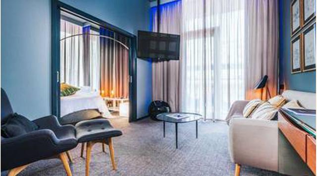 La CR Superior tiene balcones luminosos y atractivos con vista al puerto de cruceros (desde 275 euros), mientras que la  CR7 Suite ofrece la mejor vista, más espacio y un ambiente informal y elegante a la vez.