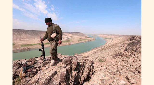 Un miembro de las fuerzas democráticas sirias junto al río Éufrates en Raqqa (Siria).(foto:Diario ABC, S.L.)