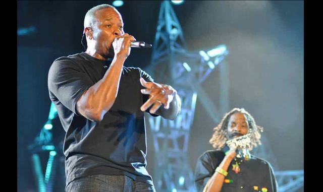 Foto 2 | Dr. Dre En el mundo del rap urbano pocas personas han sido tan influyentes como Andre Young, mejor conocido como Dr. Dre. Se ganó su espacio en el mundo del espectáculo gracias a su inigualable talento. A pesar de que tuvo mucho éxito como solista, principalmente se le recuerda por haber descubierto a Eminem, uno de los raperos más aclamados de todos los tiempos. Dr. Dre no solo ha sido un excelente artista y productor, también ha demostrado ser un astuto empresario. Fundó la compañía Aftermath Records y los auriculares Beats by Dr. Dre, que en el 2014 fue adquirido por Apple por $3 mil millones (€2,54 MM), convirtiendo a Dr. Dre en el rapero más rico de todos los tiempos.