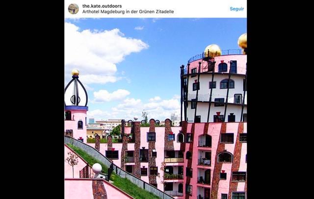 FOTO 1 | La Ciudadela Verde, Magdeburgo (Alemania). Conocida como Grüne Zitadelle, que significa ‘Ciudadela Verde’, este edificio es en realidad de color rosa intenso y se caracteriza porque en sus fachadas y tejado crece la naturaleza gracias a un inmenso jardín.
Es una de las últimas obras del artista y arquitecto Friedensreich Hundertwasser, que ocupa un área de 5.000 metros cuadrados, donde se ubica el ArtHotel con 41 habitaciones renovadas en 2013. Se puede decir de todo menos que es discreto