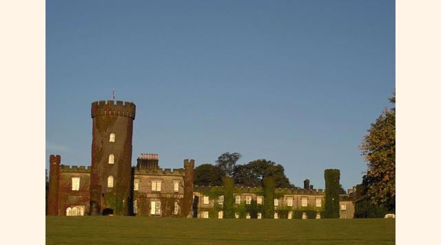 Swinton Park, Reino Unido. Esta lujosa residencia es el antiguo hogar de los pares de Swinton, la familia Cunliffe-Lister. El terreno en el que está construida se extiende por unas 80 hectáreas. Cuenta con 32 hermosas habitaciones y puedes alojarte en una